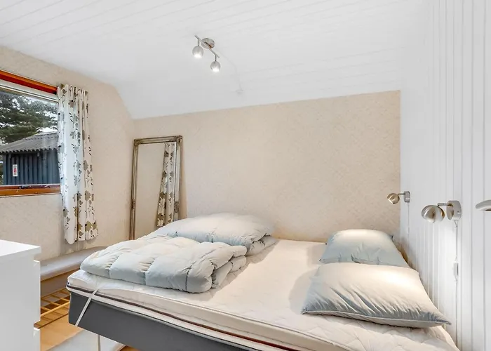 Fredger - 450m From The Sea By Interhome Bøtø By